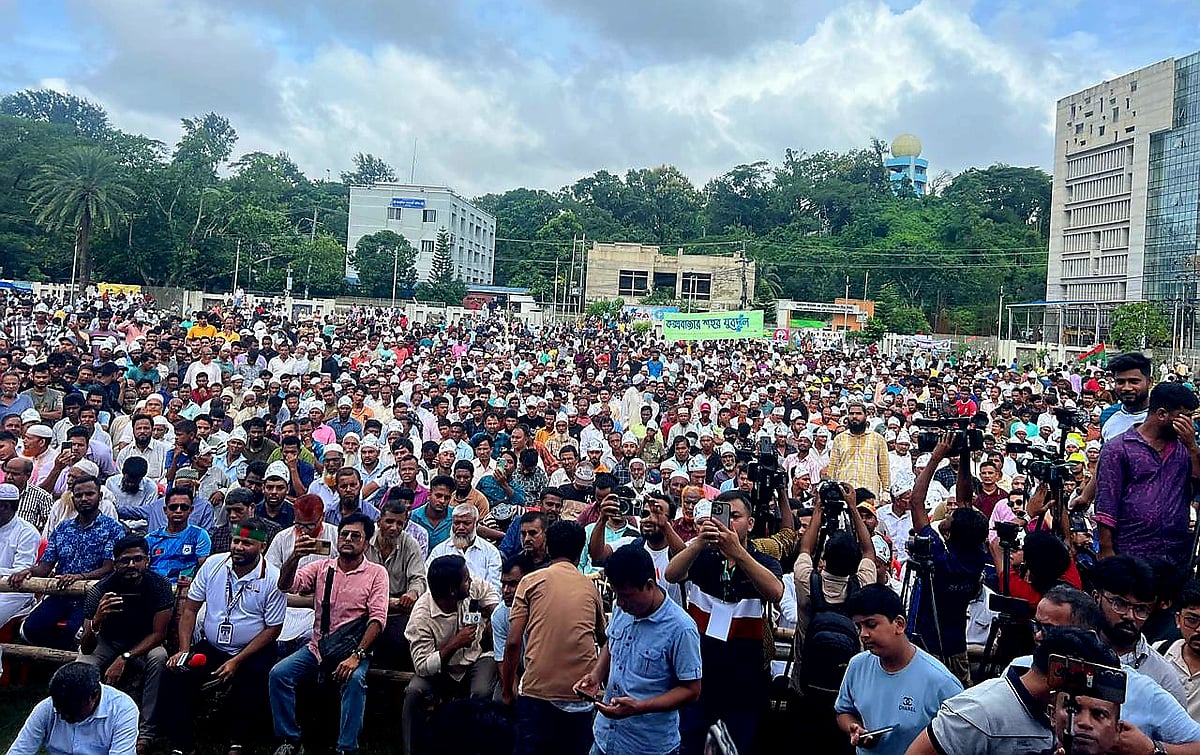 কক্সবাজার শহরে জেলা বিএনপির সম্প্রীতি সমাবেশে নেতা–কর্মীরা। আজ বিকেলে শহরের মুক্তিযোদ্ধা ময়দান